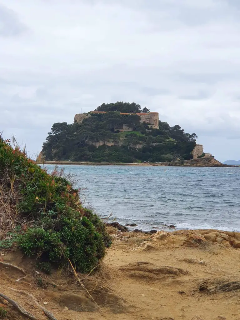 fort Brégançon ferme dépenses onéreuses Macron Brégançon