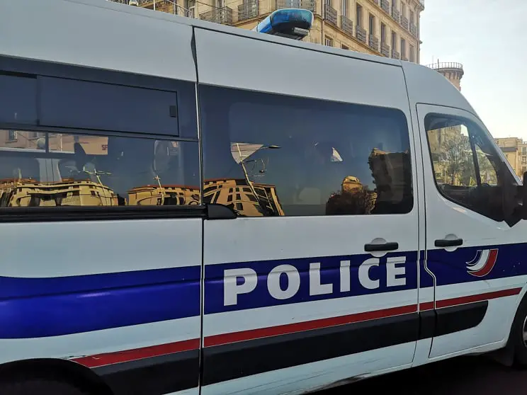 Marseille saisie arrestation cinq adolescents Grasse violences policiers coups de feu Antibes Land