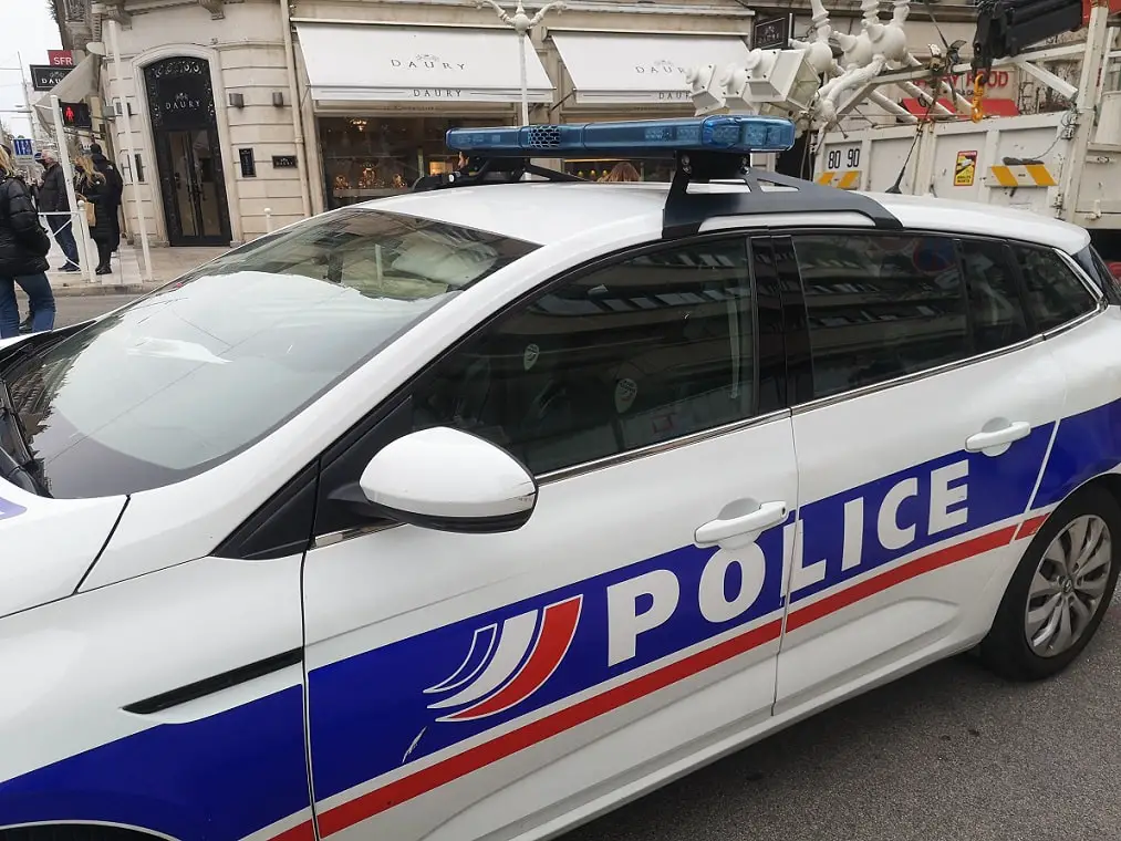 homme poignardé six-fours résidence universitaire toulon voiture sur le toit police église de la seyne sur mer agressé toulon la valette-du-var le beausset hommage police commissariat toulon