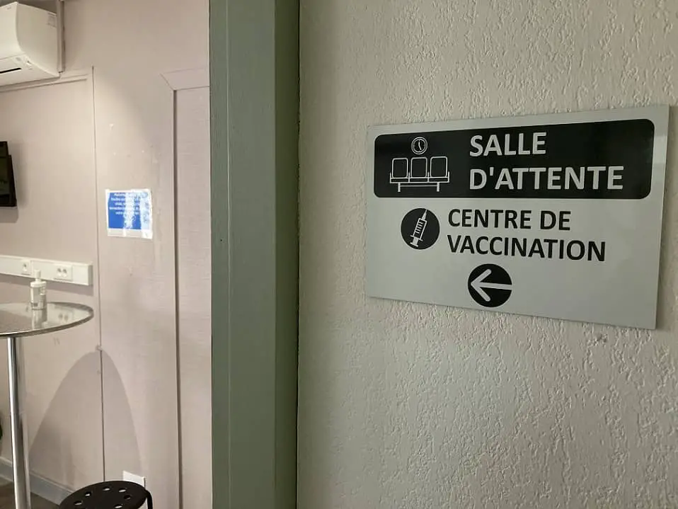 Plan blanc hôpital Fréjus-Saint-Raphaël Plainte syndicats clinique Malartic Ollioules covid-19 sud France vaccin