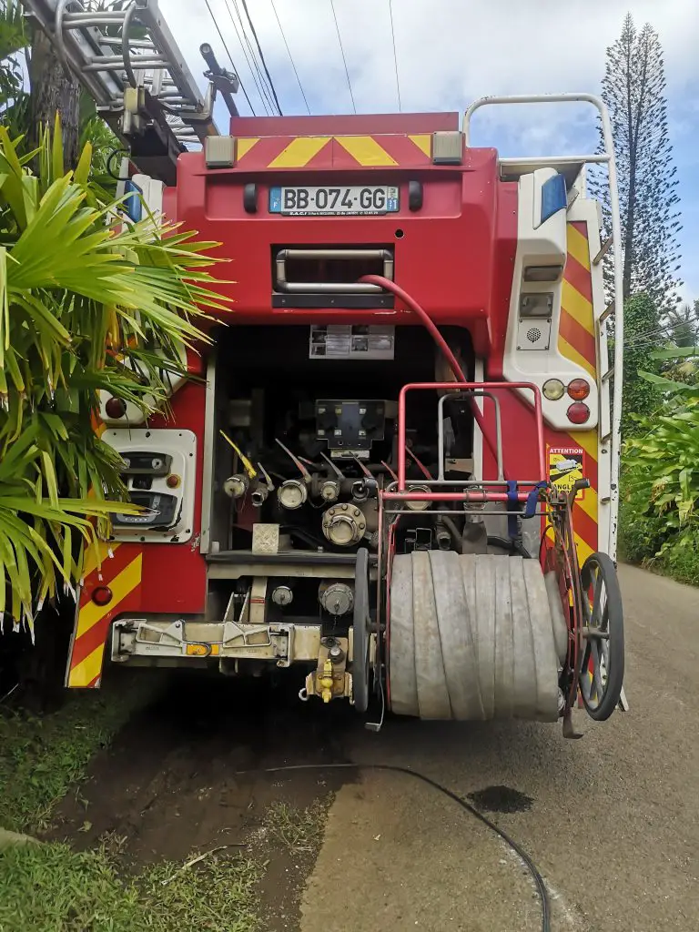 pompiers roumanie Aldi flamants explosion d'un véhicule hybride pompier du var eau