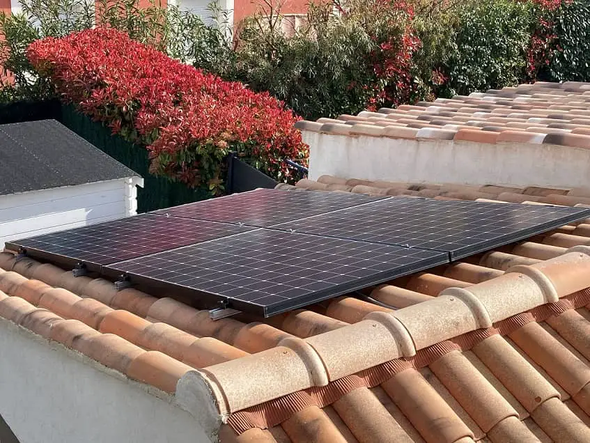 boom photovoltaïque var panneaux solaires grandes surfaces