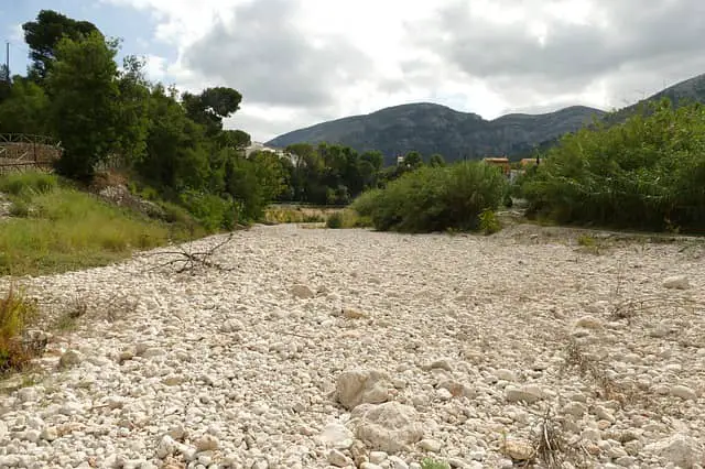 var rivière piscines sécheresse piscines nappes