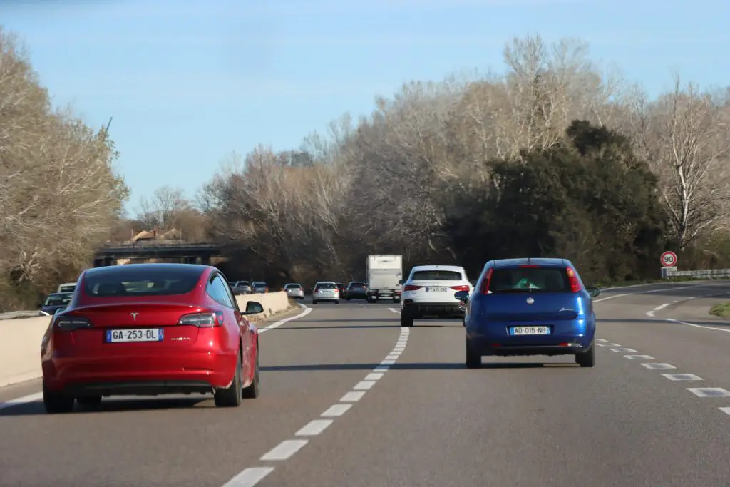 fraude code de la route marseille uber incivilités routières retour des vacances de la Toussaint le Luc autoroute A8 autocollant "S"