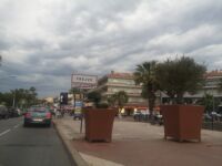 femme morte Fréjus L'agenda à Fréjus erreur Fréjus salaires fuite données Fréjus Christelle Plantavin joggeuse agression Fréjus Fréjus accident trottinette amerrit frejus accident fréjus locaux à poubelles Braquage bureau tabac Tremblement de terre var Le 12 août 2021, une jeune conductrice avait fauché une famille à Fréjus, après avoir consommé alcool et cannabis. Elle est jugée ce mardi. collision frontale