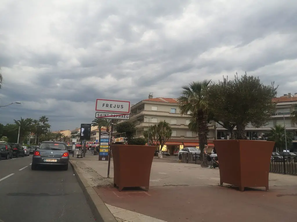 erreur Fréjus salaires fuite données Fréjus Christelle Plantavin joggeuse agression Fréjus Fréjus accident trottinette amerrit frejus accident fréjus locaux à poubelles Braquage bureau tabac Tremblement de terre var Le 12 août 2021, une jeune conductrice avait fauché une famille à Fréjus, après avoir consommé alcool et cannabis. Elle est jugée ce mardi. collision frontale