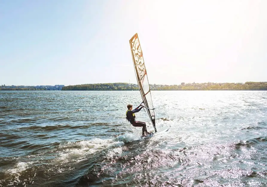 approche de l'été surf sports nautiques dans le Var