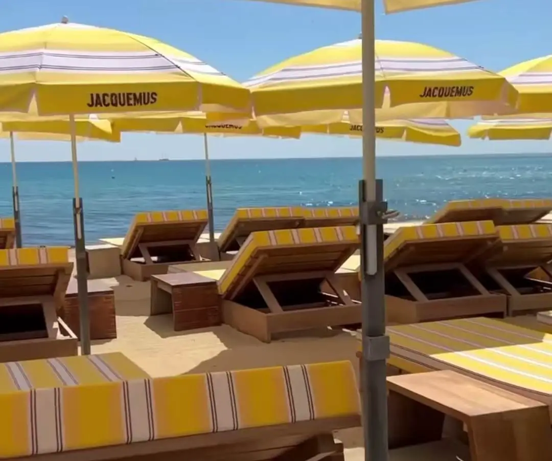 Jacquemus étend son empire à Saint-Tropez : un restaurant, une plage et ...