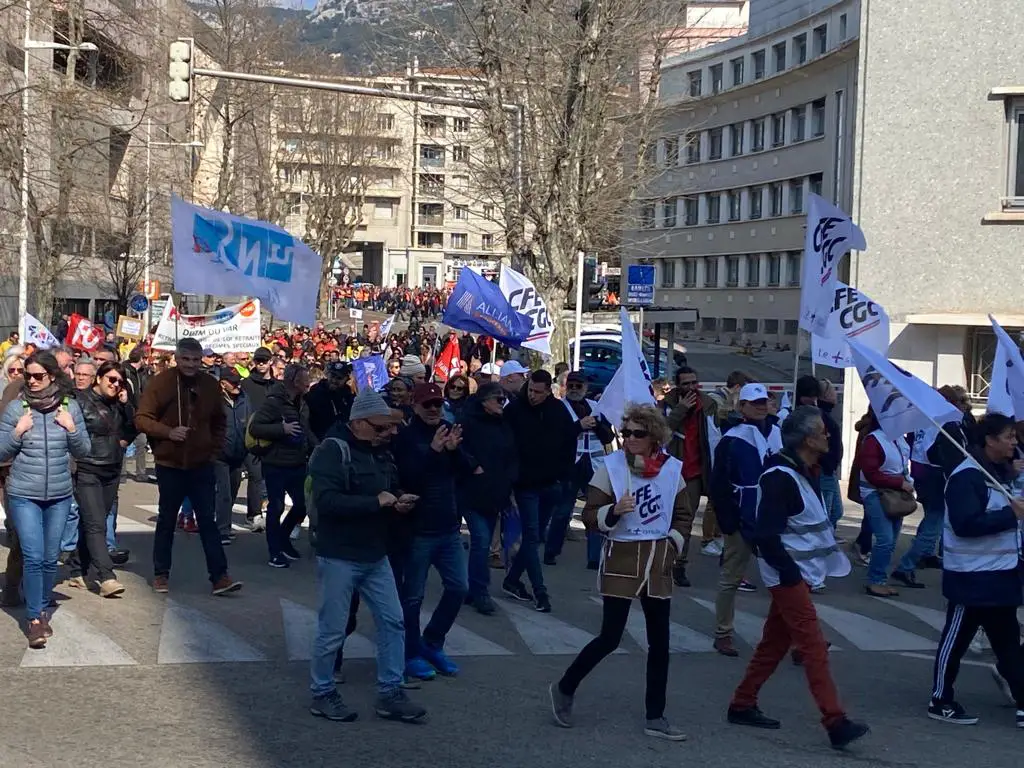 agriculteurs paralysent provence 5000 manifestants à Toulon grève 13 octobre var