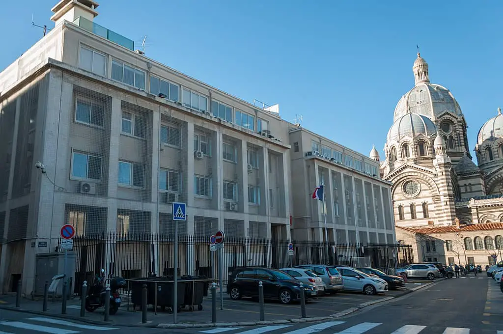fils jeté fenêtre mère jugée