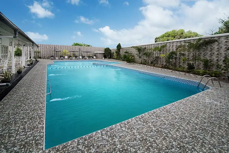 homme sauvé Antibes location de piscine