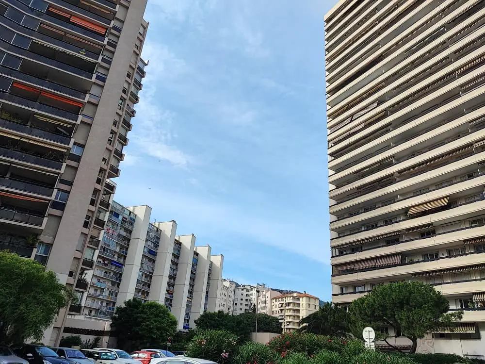 Baisse des prix immobiliers loyers Varois scandale corruption Marseille Toulon logements sociaux durcissement règles meublés touristiques Toulon pupille de l'Etat logements sociaux logements inflation immobilier var permis de louer crise du logement