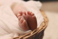premier bébé 2025 Baisse des naissances en France et dans le Var baisse naissance Florian Thauvin et Charlotte Pirroni Yohan Menzoyan parentalité Anaïs quadratus enceintecongé de naissance accouchement à domicile prénoms var prénoms région hausse inquiétante de la coqueluche
