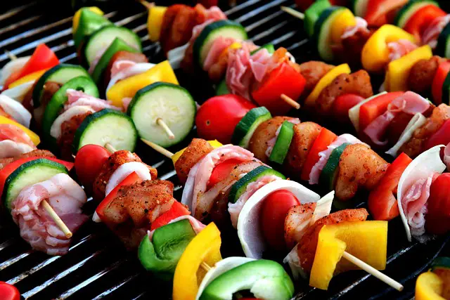 shish-kebab-g9878989dd_640 barbecue contre plancha barbecue ou plancha Barbecue viande grille conseils cuisson