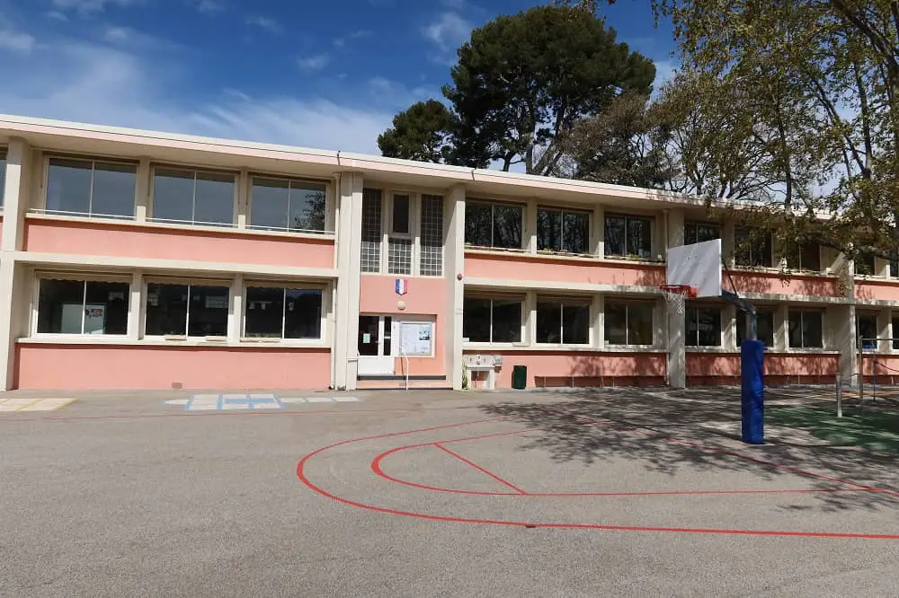 agression adolescente Fréjus uniforme école var rentrée scolaire 2023 fardeau cours décalés écoles varoises directrice agréssée marseille