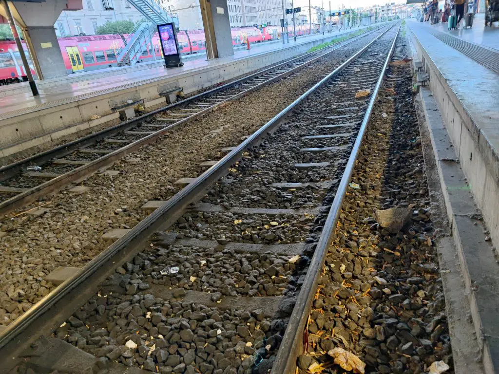 sncf câbles accident Marseille Blancarde perturbation SNCF fréjus train train immobilisé passage à niveau