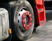 un chauffeur de camion ivre dans une maison