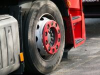 un chauffeur de camion ivre dans une maison