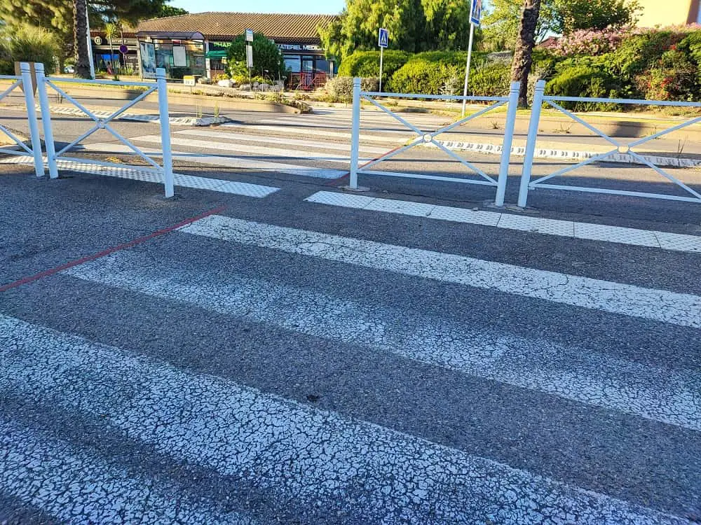 sécurité routière piéton tornade blanche saint-tropez accident de la route priorité passage pieton