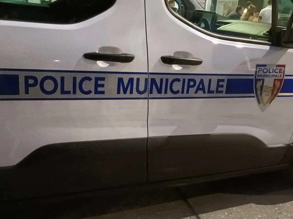 Une jeune femme juive a été agressée à son domicile à Six-Fours-les-Plages, un acte reflétant une augmentation préoccupante des incidents antisémites en France. aubagne tribunal marseille Ollioules corps poubelle