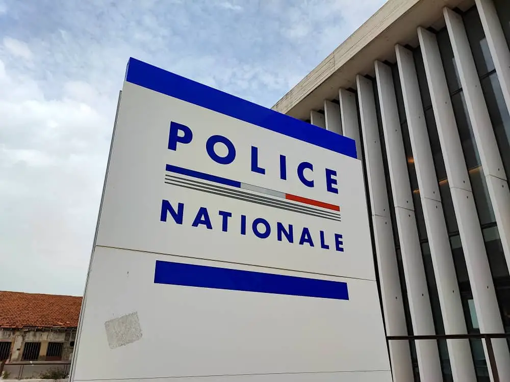 menaces professeure EPS La Seyne septuagénaire étranglée Marseille tentative d'assassinat airsoft var attaque mortier nice carpentras blessé restaurant marseille fuir police martigues couple mort marseille assassinat Marseille armes enlèvement agression Marseille Marseille prostitution Avignon drogue nice homme agressé Kalachnikov nice Nice trafic Marseille fuite octogénaire voiture volée Kalachnikov marseille viol demi-sœur marseille drogue Hyères police stoppe conducteur octogénaire contre livreur