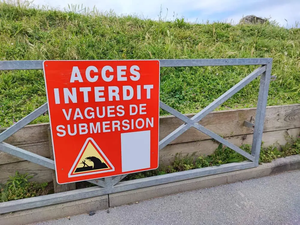 var alerte orange vagues-submersion Finistère routes interdites