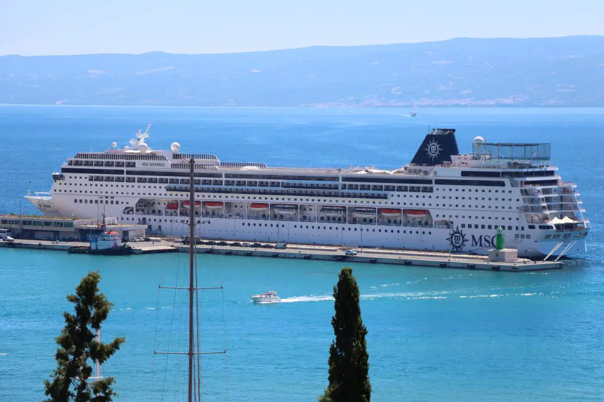 https://www.varactu.fr/mediterranee-du-futur-le-collectif-stop-croisieres-conteste-les-initiatives-de-renaud-muselier/ bateaux croisière toulon rejoindre port Marseille