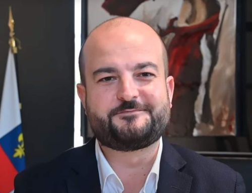 Le maire de Fréjus, David Rachline face à la controverse, soutenu par le Rassemblement National