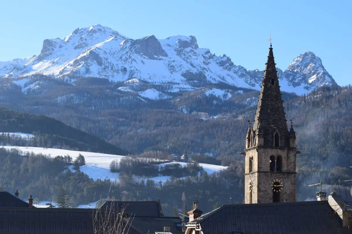 varois neige Alpes réservation alpes neige barcelonnette saisonnier pneus neige var