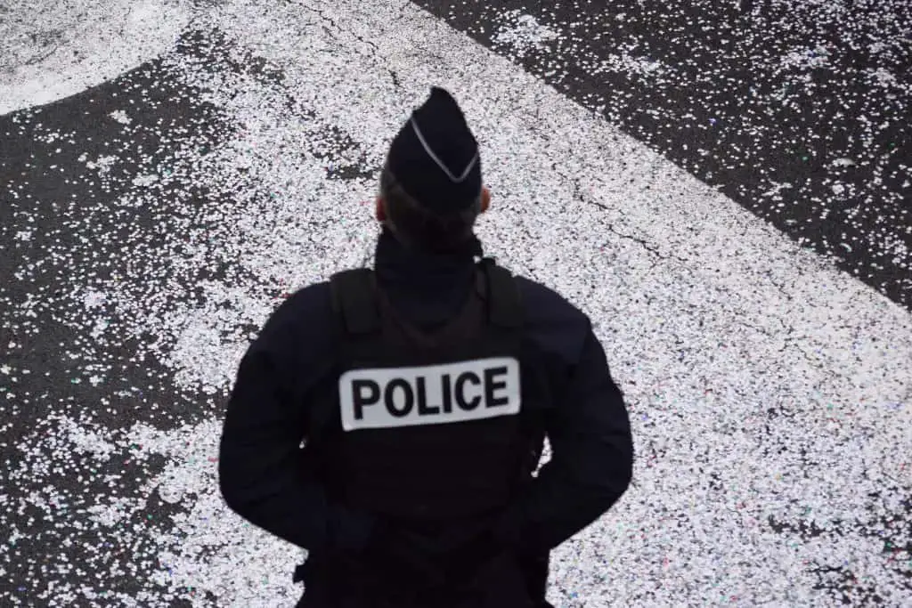 vendeur drogues appelle police Septèmes-les-Vallons explosion voiture policiers municipaux Hyères la seyne policiers habitants policiers armés établissements public