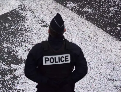 Fréjus : un policier et sa fille menacés en pleine rue