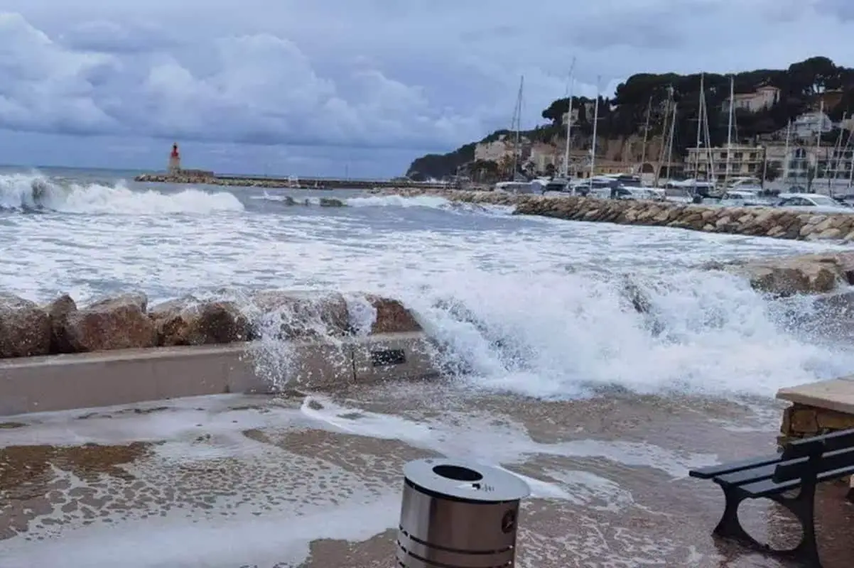 semaine agitée var vigilance jaune Provence hausse mer méditerranée vent violent var Le département du Var est placé sous haute surveillance météorologique. Les autorités ont déclaré une alerte de vigilance orange pour risque de vagues-submersion qui sera en vigueur jusqu'au dimanche 5 novembre, 14h. Les zones côtières ouest, de Saint-Cyr à Sanary, sont identifiées comme les secteurs les plus susceptibles de subir les impacts de ce phénomène. Un phénomène météorologique à surveiller de près Une montée des eaux potentiellement dangereuse Le service de météorologie nationale a émis un bulletin mettant en garde contre une hausse significative du niveau de la mer pouvant entraîner des inondations des parties basses ou vulnérables du littoral. Les conditions atmosphériques actuelles, marquées par un fort coup de vent, favorisent une agitation maritime exceptionnelle. Des consignes de sécurité à respecter Les habitants et visiteurs des zones côtières concernées sont invités à la plus grande prudence. Il est recommandé d'éviter les promenades en bord de mer et de se tenir éloigné des plages et des ports pour ne pas être surpris par une montée rapide des eaux. Les secteurs à risque et les mesures préventives Saint-Cyr à Sanary, un littoral en première ligne La portion de côte allant de Saint-Cyr à Sanary est réputée pour son attrait touristique et ses belles plages, mais elle se retrouve aujourd'hui face à une menace naturelle sérieuse. Les municipalités sont en état d'alerte et des mesures de prévention sont mises en œuvre pour garantir la sécurité des personnes et des biens. La mobilisation des services de secours et de la municipalité Les services de secours sont en pré-alerte et une surveillance accrue du littoral est organisée. Des barrières et des indications de déviation sont placées aux points d'accès les plus vulnérables pour dissuader le public de s'aventurer vers les zones à risque. Recommandations et suivi de l'événement Une communication régulière pour informer la population La préfecture et les mairies des communes concernées s'engagent à communiquer régulièrement sur l'évolution de la situation via leurs canaux officiels et les réseaux sociaux. Des bulletins météorologiques sont diffusés à intervalles réguliers pour tenir tout un chacun informé. Un week-end sous haute surveillance Alors que la vigilance orange est rarement annoncée, elle rappelle la puissance des éléments naturels et l'importance de la prudence. Les habitants du Var et les touristes doivent faire preuve de vigilance et suivre attentivement les consignes émises par les autorités locales. Ce phénomène naturel, bien que source d'inquiétude, est également un rappel de l'impératif respect de la nature et de la nécessité de préparer et de planifier des mesures pour minimiser les risques liés aux changements climatiques et aux phénomènes météorologiques extrêmes. tempête Aline Côte Varoise alerte météo var