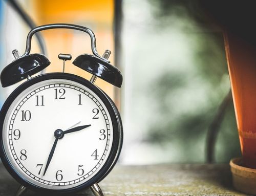 Reculer l’heure du réveil : un bienfait inattendu pour le cerveau selon une étude suédoise