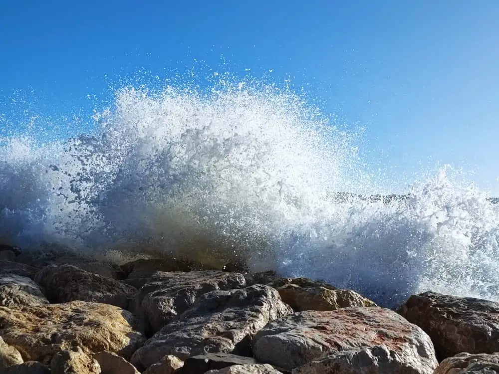 risque submersion var météo var tsunami var tempête Gerrit le Var vent et vagues vigilance jaune vagues résidents fascinés vagues tempête Frederico