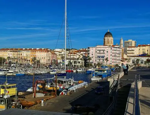 Débat politique à Saint-Raphaël : la présence ministérielle suscite des interrogations