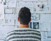 Qui est en charge de l'entretien d'un site web ?