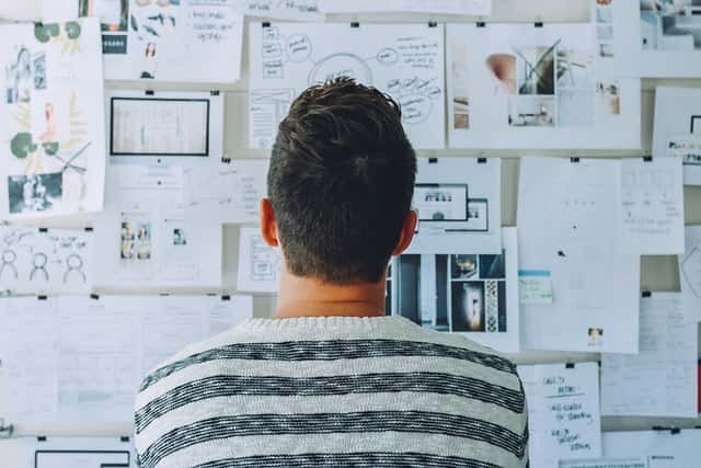 Qui est en charge de l'entretien d'un site web ?