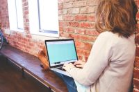 Journée internationale de la gentillesse témoignage Grève écoles télétravail mères Var Détox digitale témoignages Varois france service la londe congé menstruel La montée des douleurs dorsales chez les professionnels en home office Dans le département du Var, comme ailleurs en France, le télétravail est devenu une norme pour de nombreux professionnels. Une récente enquête #CoviPrev de Santé publique France révèle une statistique préoccupante : 9% des télétravailleurs à temps plein souffrent de lombalgie, cette affection du bas du dos communément appelée mal de dos. Alors que cette condition peut grandement impacter la qualité de vie et la productivité, des solutions existent pour prévenir et combattre cette maladie professionnelle moderne. Identification du problème : une conséquence directe du télétravail Avec l'augmentation du télétravail, les habitudes de travail ont drastiquement changé. Les postes de travail souvent improvisés à domicile ne bénéficient pas toujours de l'ergonomie nécessaire pour éviter les troubles musculo-squelettiques, dont la lombalgie est un représentant majeur. Conseils pratiques pour un espace de travail optimisé Pour lutter contre les lombalgies, une première étape cruciale réside dans l'aménagement d'un espace de travail ergonomique. Les Varois peuvent s'équiper de chaises de bureau ajustables, de supports dorsaux et d'accessoires pour élever les écrans à hauteur des yeux. Une disposition correcte du clavier et de la souris, qui évite la tension des poignets, est également recommandée. Activité physique : un remède et une prévention L'exercice physique régulier est essentiel pour prévenir les lombalgies. Des activités comme la natation, le yoga, ou même des exercices de stretching spécifiques peuvent renforcer les muscles du dos et améliorer la posture. Des programmes de sensibilisation et d'exercices pourraient être mis en place par les collectivités locales ou les entreprises varoises. Pause et mouvement : la clé pour une colonne vertébrale saine Encourager les pauses actives est une autre stratégie efficace. Des applications ou des alarmes peuvent rappeler aux travailleurs de se lever, de s'étirer et de se déplacer régulièrement tout au long de la journée. La téléconsultation : un outil précieux pour le diagnostic et le suivi Les services de téléconsultation se sont développés et permettent un suivi médical sans avoir à se déplacer, offrant une aide précieuse pour le diagnostic et le conseil sur les lombalgies. Partenariats avec des spécialistes Les entreprises peuvent également nouer des partenariats avec des kinésithérapeutes ou des ergothérapeutes pour fournir des conseils professionnels personnalisés aux employés souffrant de lombalgie.