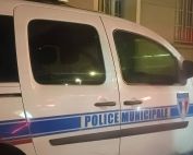 Interpellation stupéfiants Police municipale Aix-en-Provence : un jeune homme blessé par balles dans la cité Beisson, la police enquête véhicules épaves la seyne police municipale de La Seyne-sur-Mer homme tué garage à Martigues Place nette XXL opération "Place Nette" La Seyne LA Seyne refus obtempérer braquage Aubagne nice homme tué grèves policiers municipaux