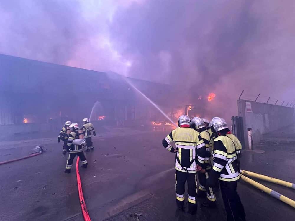 violent incendie Vitrolles incendie entrepôt Grimaud