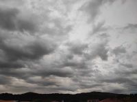 Dans certaines communes, les averses ont surpris par leur intensité. Tristan, un habitant de Pierrefeu, raconte : "Dimanche soir, les trombes d’eau n’en finissaient plus. En quelques heures, les rues étaient gorgées d’eau, et on voyait l’eau dévaler des collines. C’était impressionnant, on n’a jamais vu ça depuis longtemps !" Heureusement, aucun dégât majeur n’a été signalé, mais l’inquiétude demeure face aux nouvelles pluies annoncées cette semaine. Pluies inondations interventions secours Vigilance orange pluie inondation Var Vigilance jaune dans les Alpes-Maritimes Pluie dans le Var nuit dernière pluies toulon 1.900 personnes évacuées Pluie à Six-Fours intempéries sud-est tempête Louis pluie var démarches inondations toulon météo 31 décembre var Météo lundi 4 décembre maussade