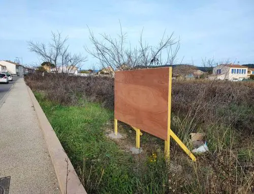Projet immobilier caché à Saint-Cyr-sur-Mer ? Un panneau en bois déclenche un buzz local
