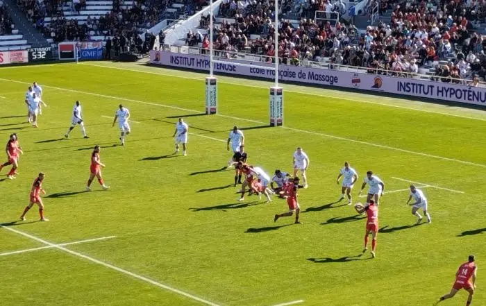 Toulon écrase Montpellier avec une victoire de 54 à 7 dans un match de rugby époustouflant. La domination totale des Toulonnais sur le terrain est impressionnante.