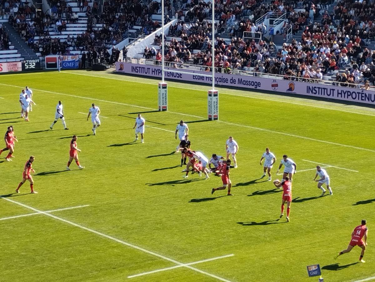 Toulon écrase Montpellier avec une victoire de 54 à 7 dans un match de rugby époustouflant. La domination totale des Toulonnais sur le terrain est impressionnante.