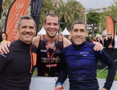 David Lisnard, maire de Cannes, célèbre la victoire des agents municipaux au Triathlon International