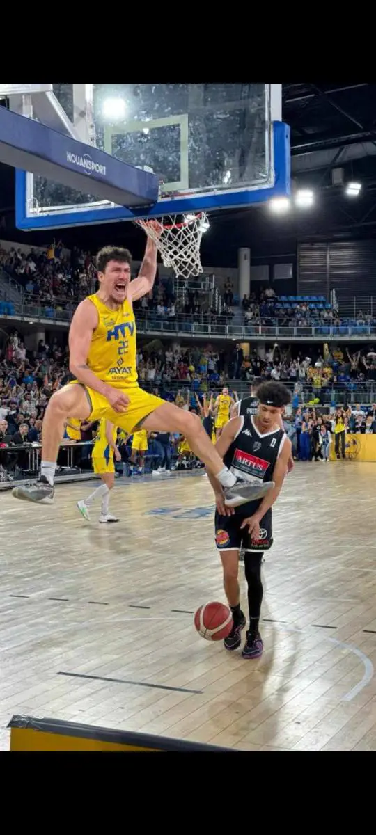 Joie et fierté des supporters L'annonce de la montée du Hyères-Toulon Var Basket en Pro B a été accueillie avec une immense joie et fierté par les fans de basket varois. Le palais des sports de Toulon, où plus de 3000 supporters ont assisté à la victoire décisive contre Tours, a vibré au rythme des chants et des acclamations, illustrant la passion qui anime la communauté locale du basket. Témoignages de supporters Des fans de tous âges ont exprimé leur enthousiasme pour ce succès bien mérité. "C'est une immense joie de voir notre équipe remonter en Pro B. Nous avons attendu ce moment avec impatience et soutenu l'équipe à travers les hauts et les bas. Ce titre de champion de NM1 est la récompense de tous ces efforts," confie Marc, un fidèle supporter depuis plus de dix ans. Impact sur la communauté La montée en Pro B est perçue comme un facteur de dynamisme pour la région, apportant un regain d'intérêt pour le basket local et promettant des retombées économiques positives. Les matchs à venir en Pro B attireront sans doute davantage de visiteurs et de médias, mettant en lumière le talent sportif du Var. Espoirs pour l'avenir Avec le retour du HTV en Pro B, les attentes sont élevées pour la prochaine saison. Les fans espèrent que l'équipe continuera sur sa lancée et atteindra de nouveaux sommets. "Nous avons une équipe talentueuse et un coach exceptionnel. Il n'y a aucune limite à ce que nous pouvons accomplir ensemble," ajoute Julie, une jeune fan enthousiaste. Célébrations prévues Des événements et des célébrations sont prévus pour honorer les joueurs et le staff technique qui ont rendu cette montée possible. La mairie de Toulon et d'autres institutions locales prévoient d'organiser des réceptions et des hommages pour marquer ce jalon important dans l'histoire du club.