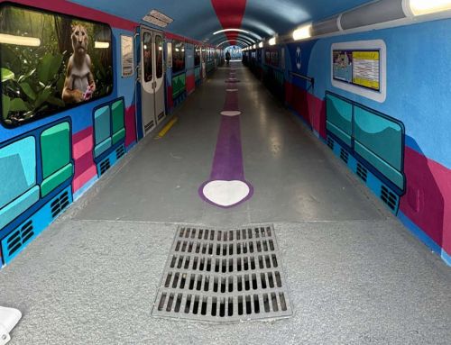 Le tunnel piéton de la gare de Toulon se transforme en galerie d’art immersive