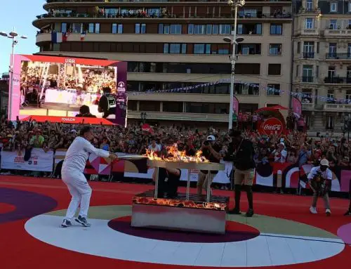 Flamme olympique à Toulon : Charles Berling embrase la place de la Liberté
