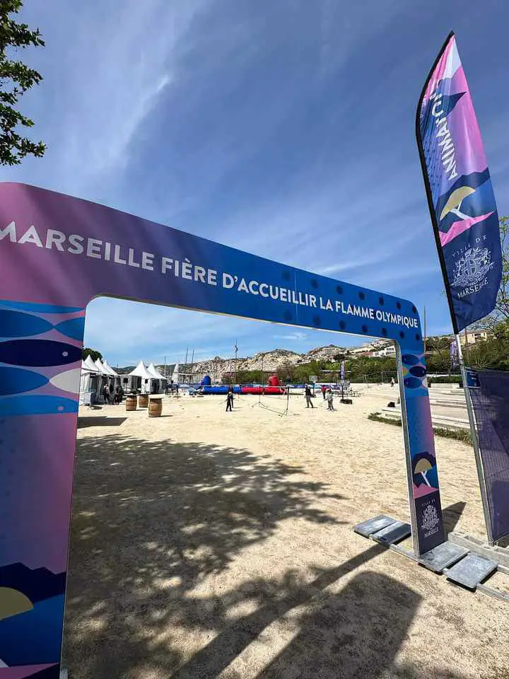 Des tensions surviennent au Vieux-Port de Marseille lors de l'arrivée de la flamme olympique, impactant le concert de Soprano et Alonzo.