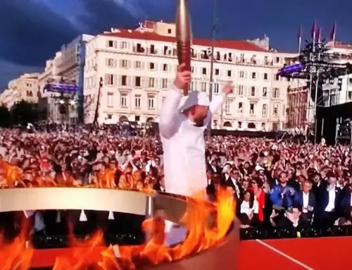Un moment inoubliable à Marseille : Jul enflamme le cœur des fans en allumant la flamme olympique